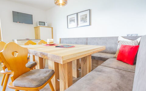 Fügen 450: Camera, Mobilia, Proprietà, Tavolo, Interior Design, Giallo, Costruzione, Pavimento, Sedia, Sala Da Pranzo