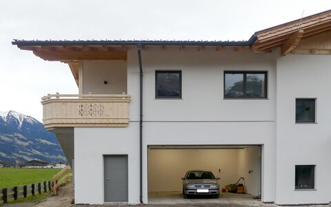 Zillertalblick: Costruzione, Auto, Cielo, Finestra, Veicolo, Pianta, Casa, Architettura, Legna