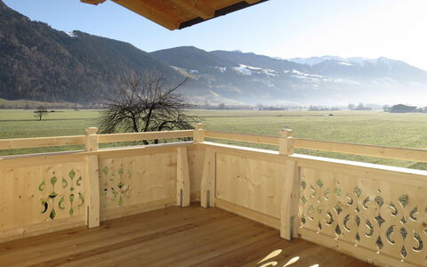 Zillertalblick: Proprietà, Camera, Parete, Pavimento, Cielo, Erba, Albero, Paesaggio, Soffitto, Casa