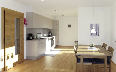 Zillertalblick: Camera, Mobilia, Pavimento, Interior Design, Proprietà, Pavimento In Legno, Cucina, Cabinetry, Controsoffitto, Costruzione