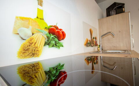Ötz 150: Cibo, Rubinetto, Cabinetry, Controsoffitto, Idraulico Fixture, Dishware, Arancia, Interior Design, Lavello, Giallo