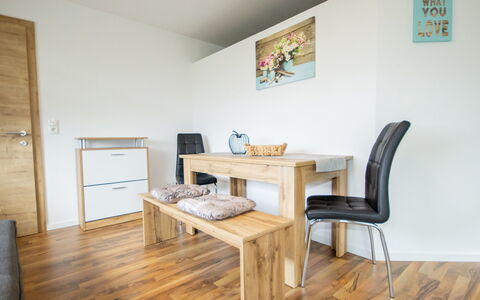 Ötz 150: Camera, Mobilia, Proprietà, Pavimento, Interior Design, Pavimento In Legno, Latifoglie, Tavolo, Costruzione, Casa