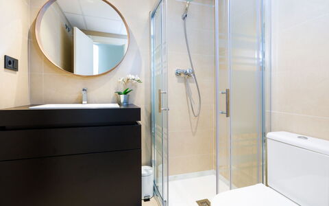 Creativo: Bagno, Camera, Proprietà, Interior Design, Idraulico Fixture, Rubinetto, Architettura, Piastrella, Porta, Doccia Porta