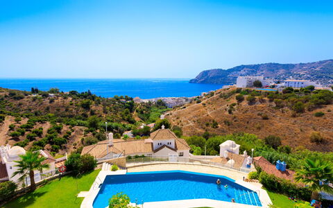 Creativo: Proprietà, Piscina, Paesaggio Naturale, Ricorrere, Immobiliare, Vacanza, Estate, Casa, Azzurro, Costruzione