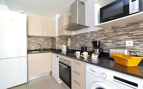 Calpe Beach i: Proprietà, Controsoffitto, Camera, Cucina, Cabinetry, Mobilia, Interior Design, Costruzione, Giallo, Casa