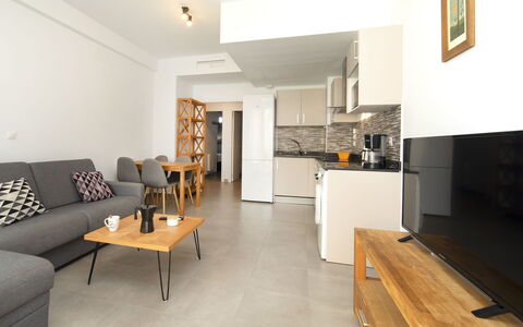 Calpe Beach i: Mobilia, Tavolo, Cabinetry, Divano, Controsoffitto, Interior Design, Legna, Costruzione, Pavimento, Pavimentazione