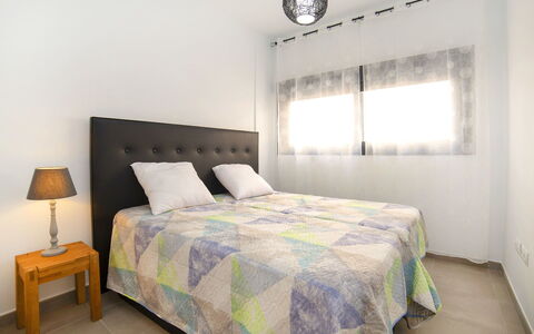 Calpe Beach i: Camera Da Letto, Letto, Lenzuolo, Mobilia, Bedding, Proprietà, Camera, Telaio Del Letto, Copripiumino, Parete