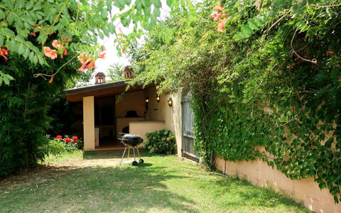 Marina: Proprietà, Casa, Immobiliare, Cortile, Casa, Costruzione, Backyard, Botanica, Giardino, Albero