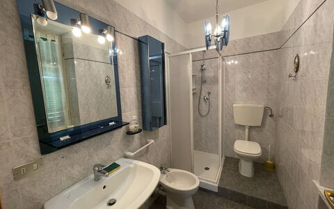 Casa della Peschiera: Specchio, Idraulico Fixture, Rubinetto, Proprietà, Lavello, Bagno, Soffione Doccia, Viola, Doccia, Illuminazione
