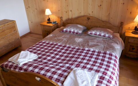 Nendaz 635: Camera Da Letto, Letto, Mobilia, Camera, Telaio Del Letto, Lenzuolo, Proprietà, Bedding, Legna, Parete