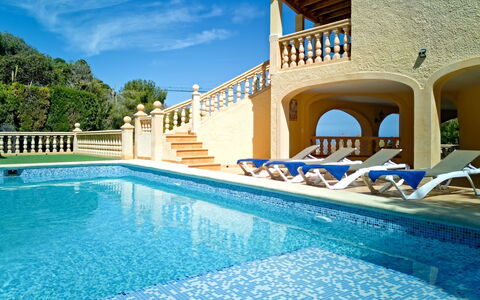 Villa Bellevue: Acqua, Proprietà, Pianta, Piscina, Cielo, Azzurro, Nube, Costruzione, Shade, Albero