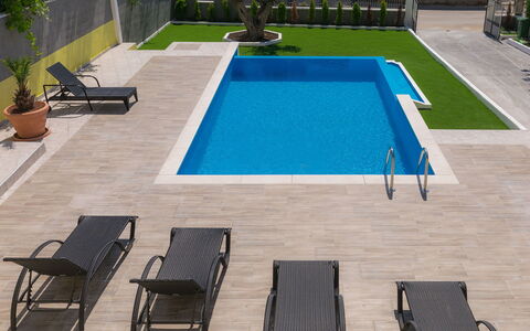 Evelina: Piscina, Lettino, Mobili Da Esterno, Proprietà, Mobilia, Erba, Tempo Libero, Rettangolo, Immobiliare, Sedia