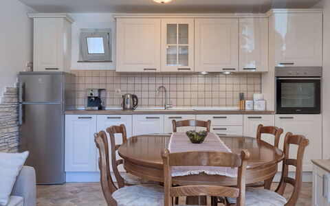 Evelina: Camera, Mobilia, Proprietà, Interior Design, Costruzione, Cucina, Sala Da Pranzo, Pavimento, Tavolo, Casa