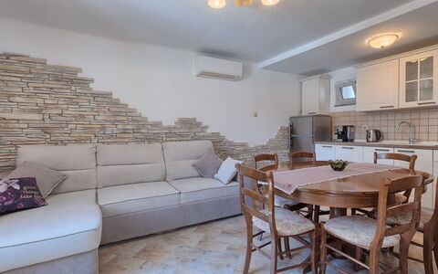 Evelina: Tavolo, Mobilia, Divano, Illuminazione, Legna, Architettura, Interior Design, Pavimentazione, Soggiorno, Pavimento