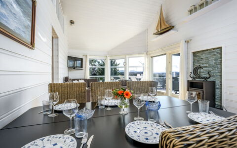 Sjøbuvågen: Mobilia, Interior Design, Pavimentazione, Pavimento, Soffitto, Legna, Sedia, Sala Da Pranzo, Tavolo, Cucina & Sala Da Pranzo Tavolo