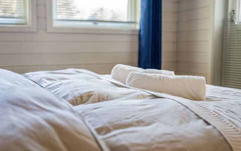 Sjøbuvågen: Camera Da Letto, Biancheria, Tessile, Lenzuolo, Bedding, Interior Design, Letto, Per Finestre, Camera, Finestra Trattamento