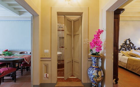 Appartamento Zefferini: Mobilia, Costruzione, Porta, Interior Design, Tavolo, Decorazione, Legna, Fiore, Giallo, Pavimento