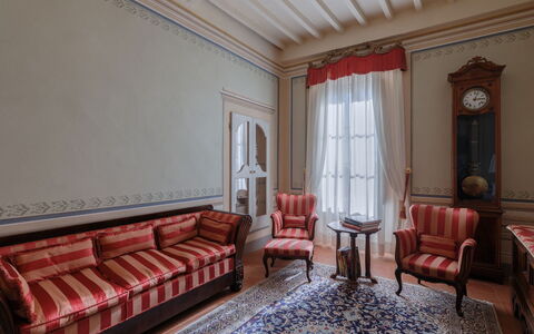 Appartamento Zefferini: Mobilia, Costruzione, Legna, Interior Design, Pavimentazione, Pavimento, Divano, Sedia, Orologio, Cornice