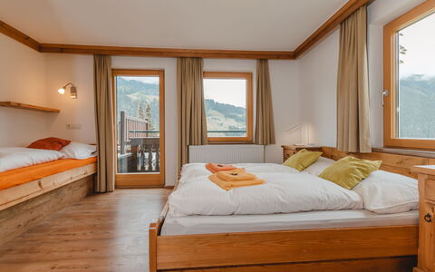 Mitteregg: Mobilia, Proprietà, Finestra, Comfort, Costruzione, Azzurro, Legna, Arancia, Tessile, Interior Design