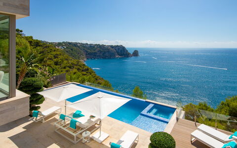 Emma on the Roc: Proprietà, Casa, Costruzione, Piscina, Immobiliare, Azzurro, Cielo, Villa, Vacanza, Appartamento