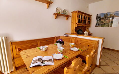 Relax: Tavolo, Mobilia, Cornice, Proprietà, Costruzione, Legna, Sedia, Interior Design, Pavimentazione, Color Legno