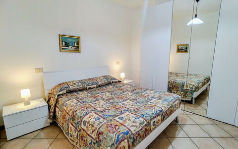 Relax: Mobilia, Costruzione, Cabinetry, Comfort, Azzurro, Legna, Telaio Del Letto, Lampada, Interior Design, Illuminazione