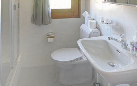 Bellevue: Bagno, Proprietà, Camera, Idraulico Fixture, Rubinetto, Lavello, Parete, Piastrella, Gabinetto, Pavimento