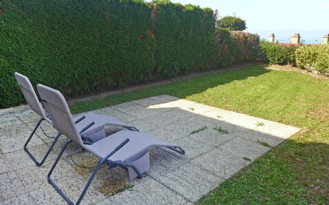 Bellevue: Erba, Mobilia, Proprietà, Prato, Sedia, Mobili Da Esterno, Arbusto, Landscaping, Graminacee, Giardino