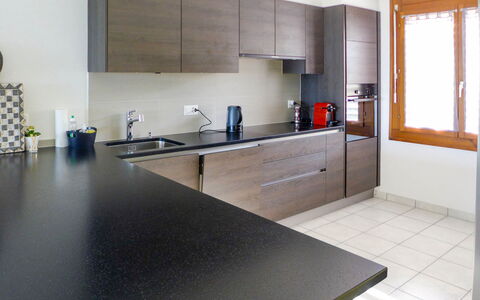 Bellevue: Controsoffitto, Camera, Proprietà, Mobilia, Interior Design, Cucina, Pavimento, Costruzione, Cabinetry, Piastrella