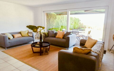 Bellevue: Soggiorno, Mobilia, Camera, Proprietà, Interior Design, Pavimento, Costruzione, Immobiliare, Divano, Casa