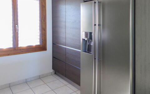 Bellevue: Finestra, Pavimento, Parete, Costruzione, Legna, Automotive Esterno, Porta, Shade, Bicchiere
