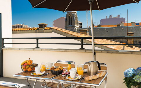Biarritz 604: Tavola, Proprietà, Tavolo, Cielo, Luce, Costruzione, Blu, Sedia, Shade, Mobili Da Esterno