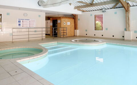 Cancale 648: Proprietà, Piscina, Tavolo, Acqua, Costruzione, Azzurro, Illuminazione, Architettura, Pavimentazione, Interior Design