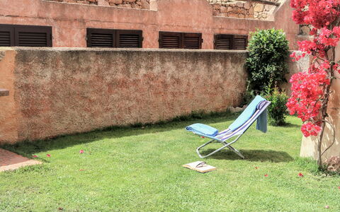 Trudi: Prato, Backyard, Erba, Proprietà, Cortile, Giardino, Parete, Albero, Graminacee, Casa