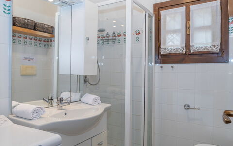 Trudi: Specchio, Idraulico Fixture, Rubinetto, Lavello, Proprietà, Fotografia, Lavandino Del Bagno, Bianca, Bagno, Viola