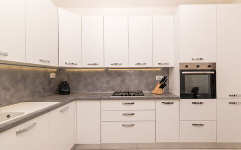 Trudi: Cabinetry, Controsoffitto, Proprietà, Cucina, Cucina Stufa, Elettrodomestico Da Cucina, Costruzione, Casa, Legna, Piano Cottura