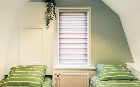 Brouwershaven: Verde, Camera, Per Finestre, Mobilia, Proprietà, Interior Design, Parete, Finestra Trattamento, Camera Da Letto, Letto