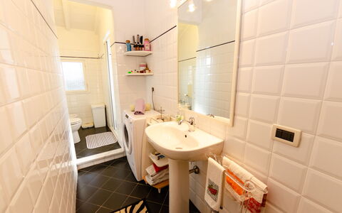 Sinidio: Bagno, Proprietà, Camera, Interior Design, Immobiliare, Piastrella, Costruzione, Casa, Idraulico Fixture, Architettura