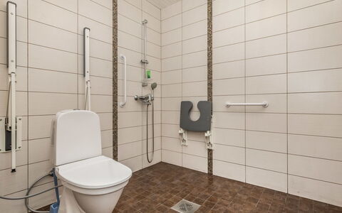 Pertunmaa 603: Toilet Seat, Pavimentazione, Gabinetto, Idraulico Fixture, Pavimento, Bagno, Idraulico, Interior Design, Piastrella, Camera