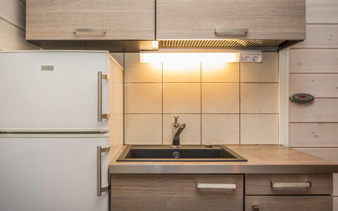 Pertunmaa 603: Elettrodomestico Da Cucina, Cucina, Controsoffitto, Cabinetry, Apparecchio Major, Mobilia, Legna, Interior Design, Pavimentazione, Elettrodomestico