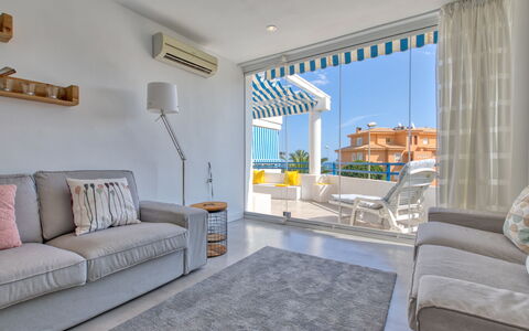 La Senia: Proprietà, Camera, Mobilia, Soggiorno, Interior Design, Blu, Costruzione, Immobiliare, Pavimento, Giallo