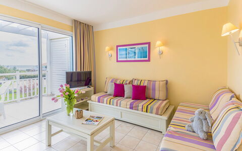 Chateau D'Olonne 649: Camera, Proprietà, Mobilia, Interior Design, Immobiliare, Giallo, Costruzione, Suite, Casa, Soggiorno