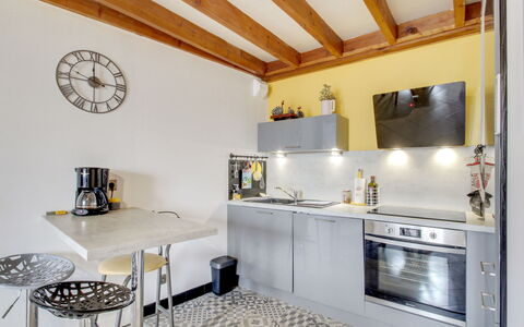 Emeuraude: Proprietà, Cabinetry, Controsoffitto, Interior Design, Illuminazione, Tavolo, Pavimentazione, Architettura, Legna, Pavimento