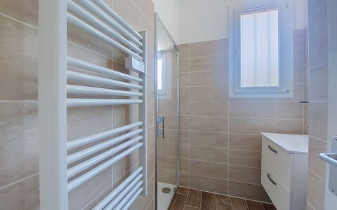 Les Hirondelles: Pavimentazione, Pavimento, Idraulico Fixture, Interior Design, Soffitto, Bagno, Idraulico, Camera, Piastrella