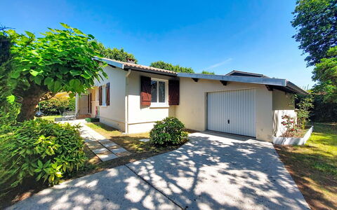 Les Hirondelles: Costruzione, Casa, Zona Residenziale, Casa, Arbusto, Tetto, Villetta, Insediamento Umano, Driveway, Porta
