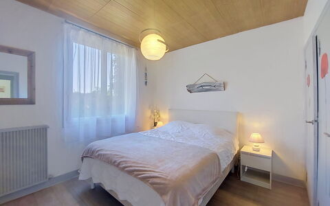 Les Hirondelles: Mobilia, Letto, Interior Design, Camera Da Letto, Pavimento, Parete, Pavimentazione, Bedding, Lenzuolo, Lampada