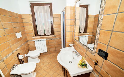 I Gigli di Montefiascone: Pavimentazione, Pavimento, Interior Design, Camera, Idraulico Fixture, Lavello, Porta, Rubinetto, Idraulico, Color Legno