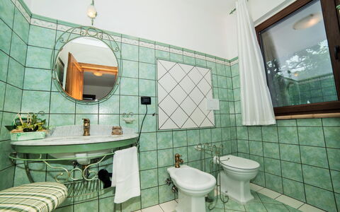 I Gigli di Montefiascone: Interior Design, Pavimentazione, Pavimento, Mobilia, Idraulico Fixture, Lampada, Bagno, Piastrella, Rubinetto, Pianta Della Casa