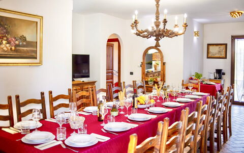 I Gigli di Montefiascone: Mobilia, Interior Design, Tavolo, Sala Da Pranzo, Tavola, Sedia, Soffitto, Camera, Cucina & Sala Da Pranzo Tavolo, Tovaglia