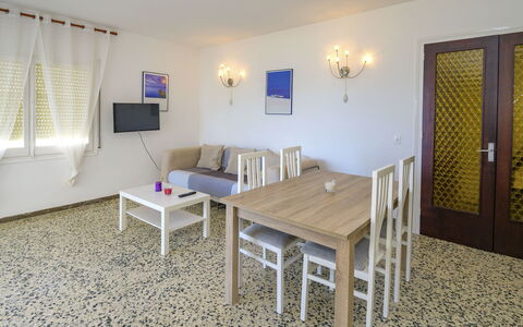 Costa Playa: Camera, Proprietà, Mobilia, Immobiliare, Interior Design, Tavolo, Costruzione, Pavimento, Casa, Soffitto